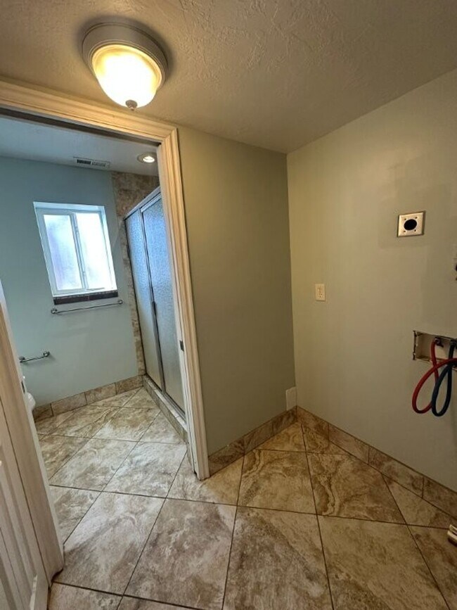 Building Photo - December Rent Free! Beautiful 5 Bed 2 Bath Home for Rent in Syracuse!