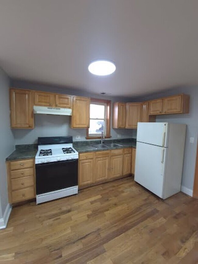 Building Photo - 4152-4156 W Lake St