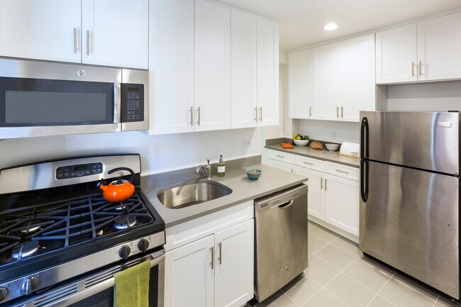 Building Photo - 2375 E 3rd St