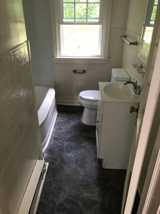 Building Photo - 3 bed house in Henrico County! Alle electric, Central HVAC, large yards, laundry Rva North side!