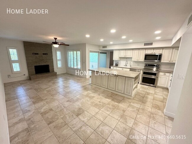 Building Photo - 8084 E Del Laton Dr