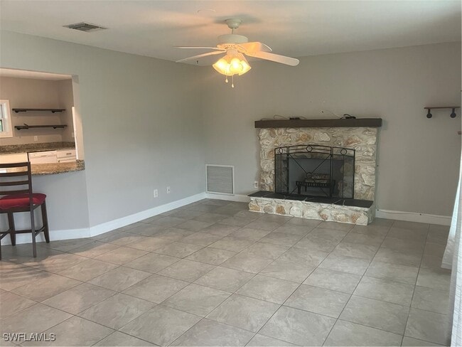 Building Photo - 893 E Valley Dr