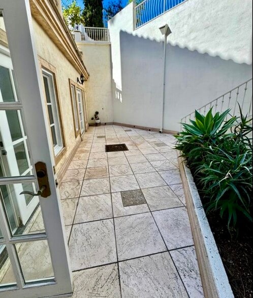 Building Photo - 2618 N Vermont Ave