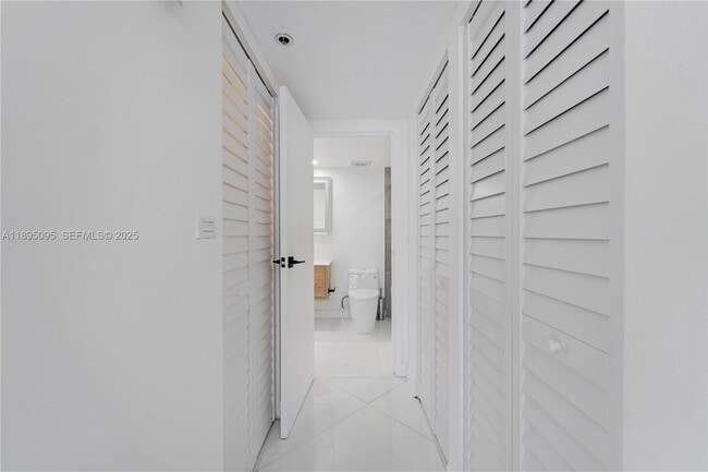 Building Photo - 7601 E Treasure Dr