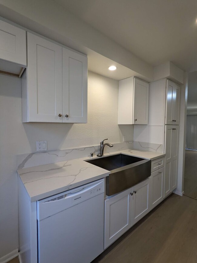 Building Photo - Spacious modern and renovated One Bedroom ...