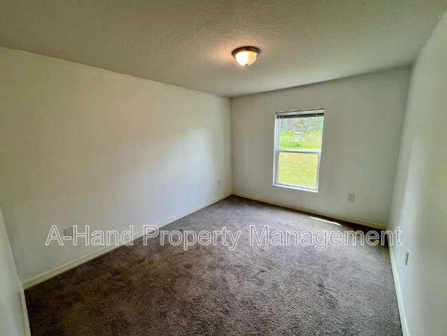 Building Photo - 166 Maple Dr