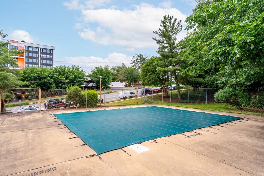 Building Photo - 5565 Columbia Pike