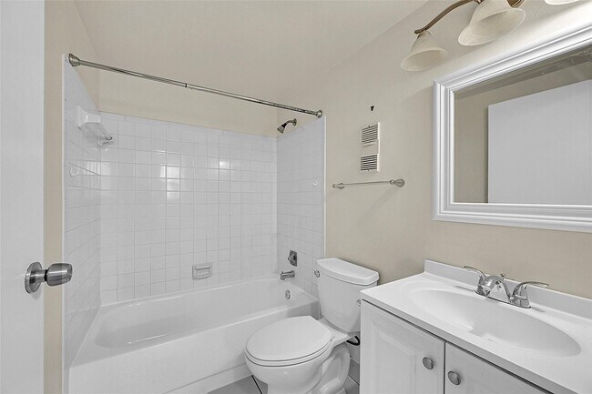 Building Photo - 8415 Forest Hills Dr