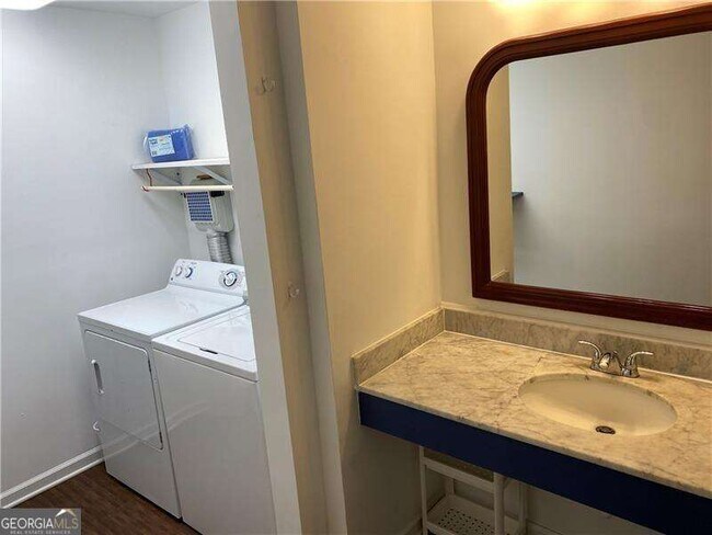 Building Photo - 3095 Colonial Way