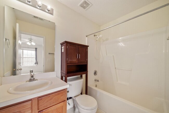 Building Photo - Bright and sunny 2 bed/2.5 bath townhome in great Durham location!