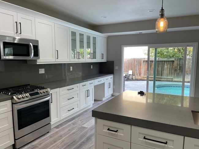 Building Photo - Beautiful 4 Bedroom 3 Bathroom with a pool