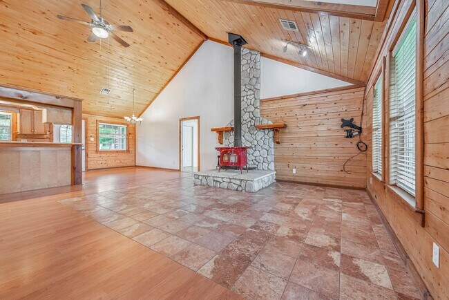 Building Photo - 10 acres with 3/2 cabin for rent in Navaso...