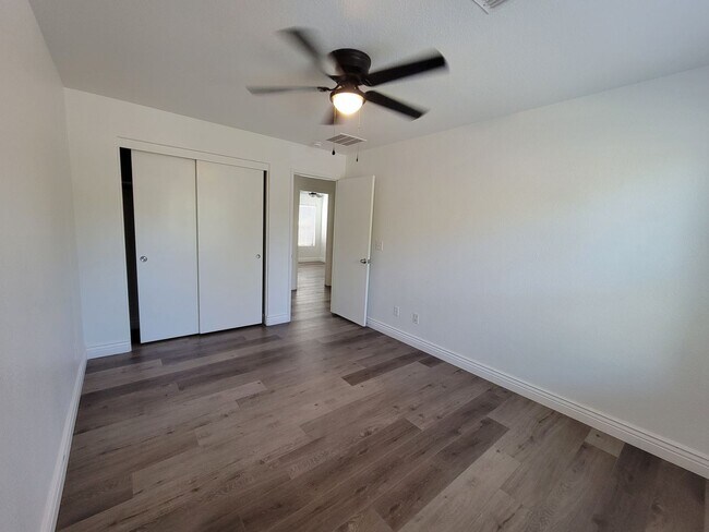 Building Photo - 4 Bedroom 2 Bathroom Home Close to Shopping and Restaurants!!