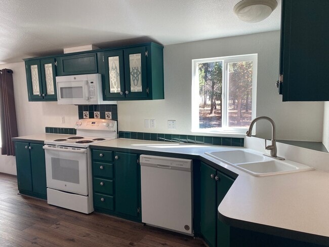Building Photo - ? Cozy Charm on Almost an Acre in La Pine ?