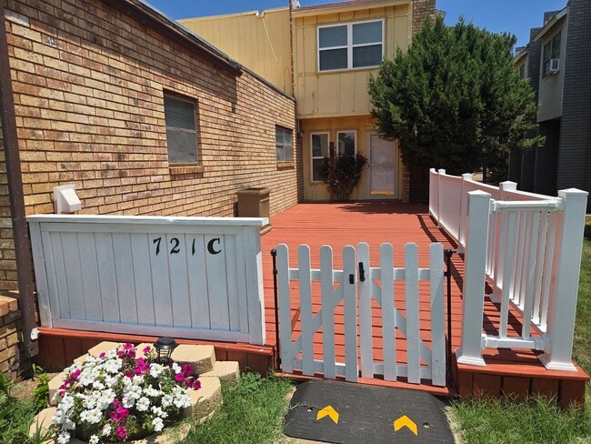 Building Photo - 2 bed/1.5 bath Townhome in Colonial Park