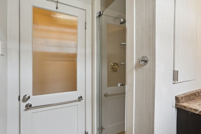 Building Photo - Fabulous Single Fam Uptown Home 3BD/2BA with great yard. AVAILABLE 06/01