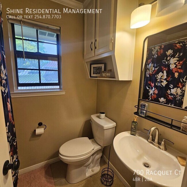 Building Photo - 700 Racquet Ct