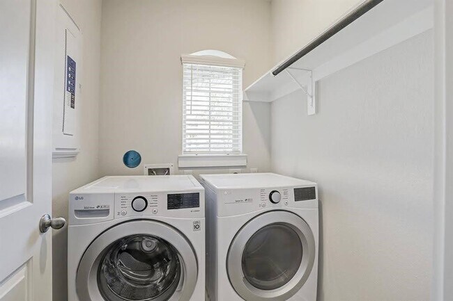 Building Photo - 16314 Apache Wds Wy