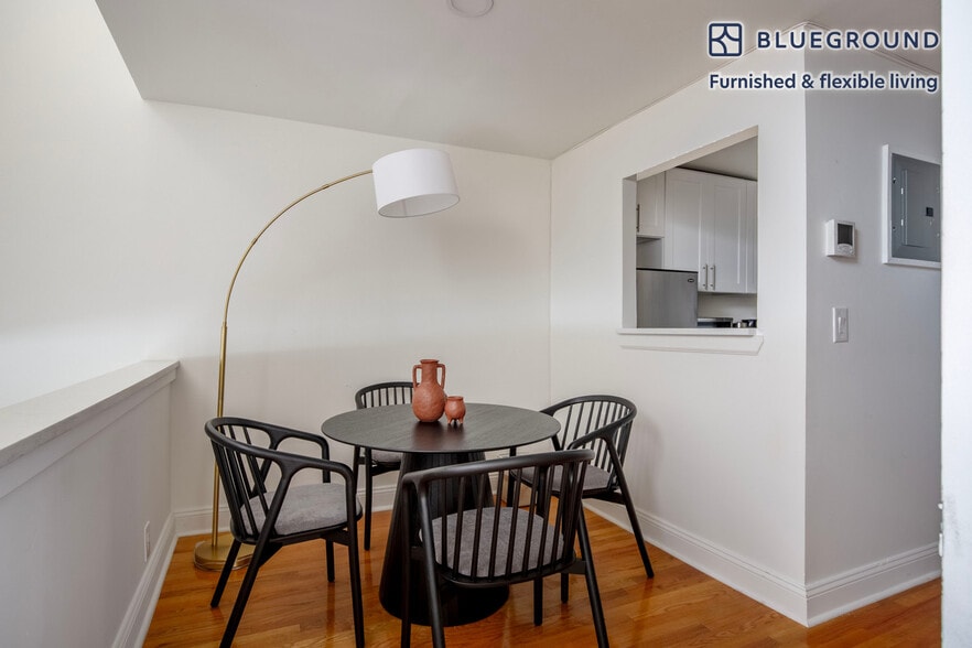 Building Photo - 123 E 54th St