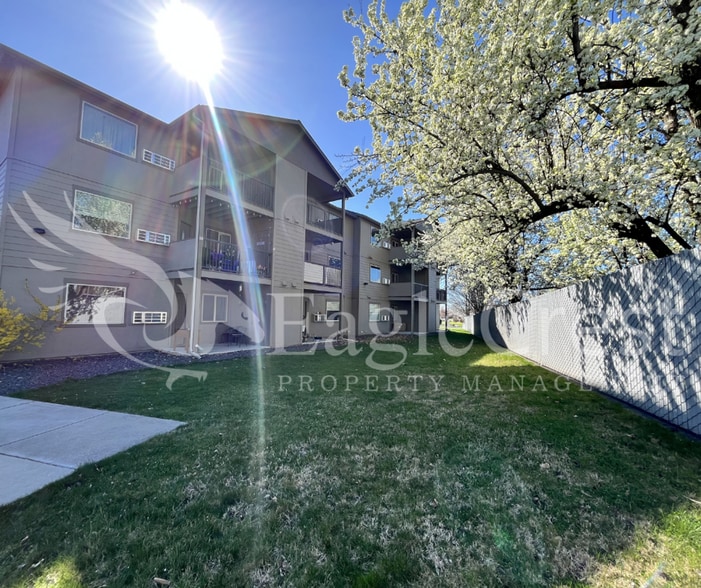 Building Photo - 3rd Floor Two Bedroom, One and a Half Bathroom Unit With View