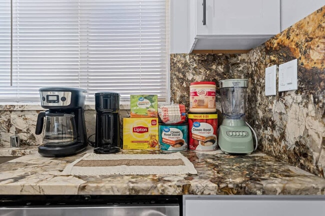 Building Photo - 606 S Sunshine Ave