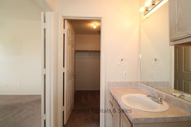 Building Photo - Amazing Fox Creek Home!