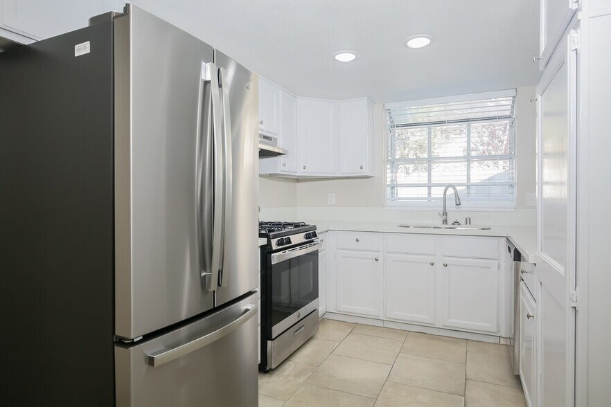 Building Photo - 7900 Fanciful Ave