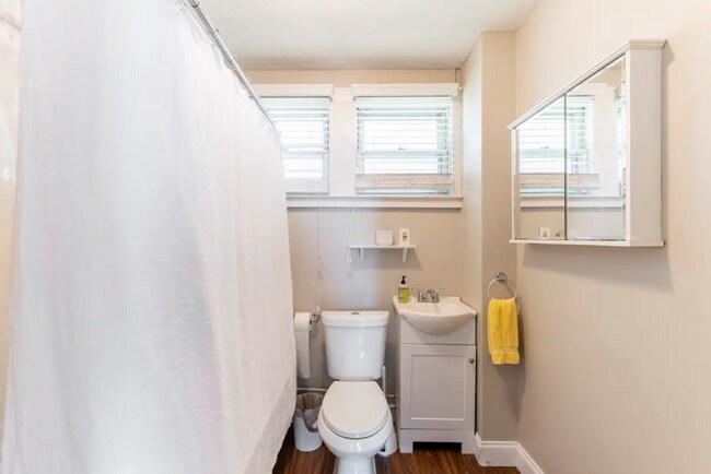 Building Photo - Furnished Germantown Charmer- available for 1-3 month stays!