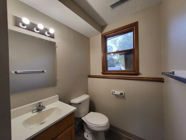 Building Photo - Spacious 4 bedroom home!