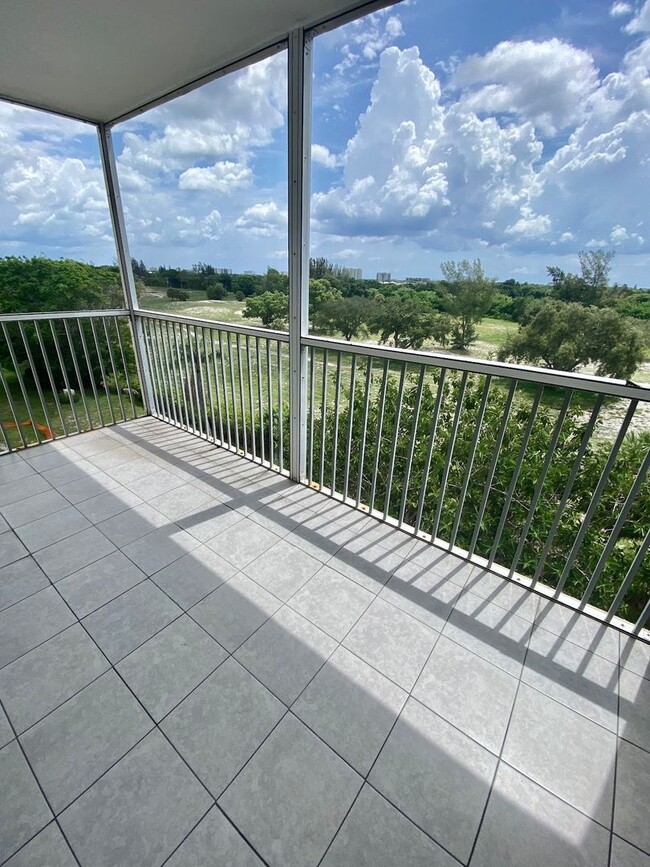 Building Photo - Great Condo in Boca Teeca remodeled Building