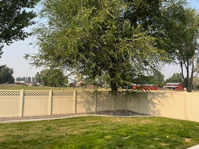 Building Photo - Gorgeous 3 bed 2 ba home with  just off Hubbard Rd and Rapid Creek Way in Kuna