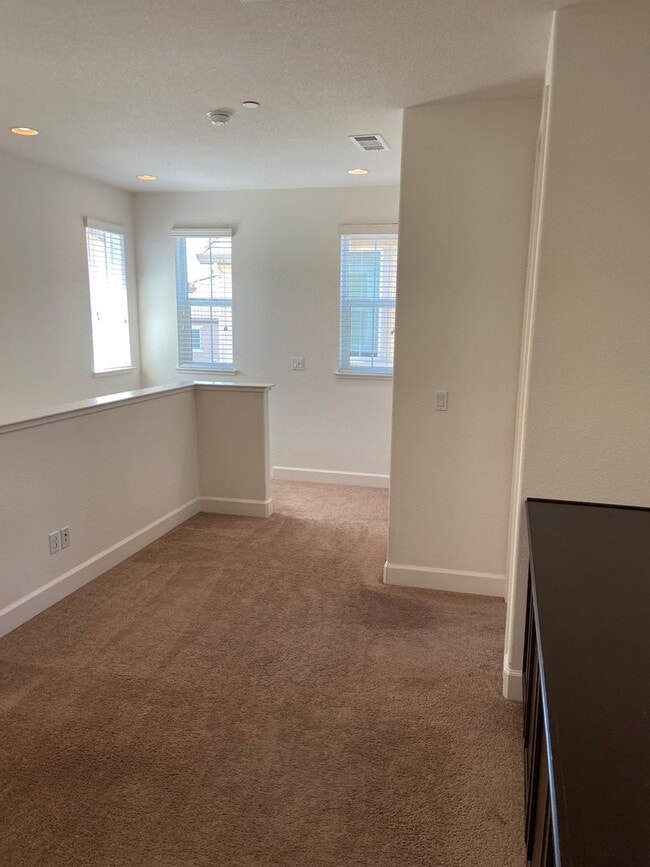 Building Photo - Turnstone Community off Iron Point & Prairie City. 4 Bdrm, 3 Bath - Walk to nature trails, park, ...