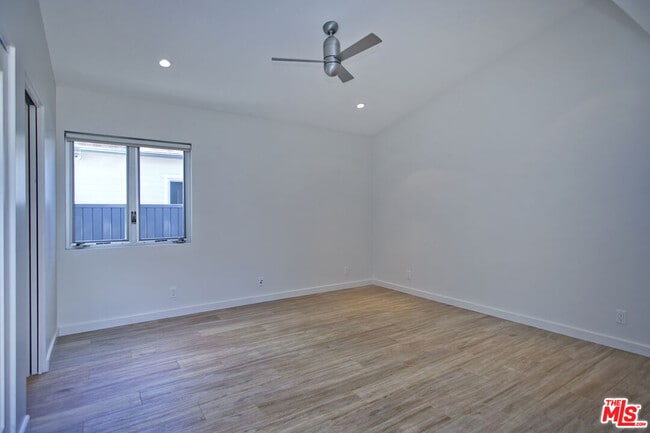 Building Photo - 806 6th Ave