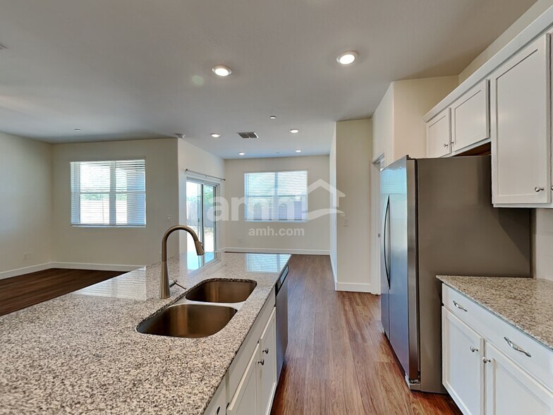 Building Photo - 5913 W Columbine Dr