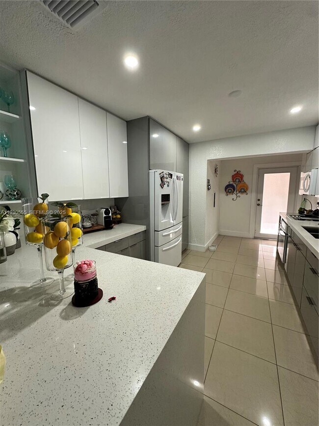 Building Photo - 5010 E 1st Ave