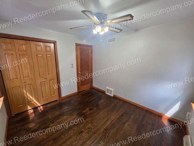 Building Photo - Spacious 2 bedroom 1 bathroom house