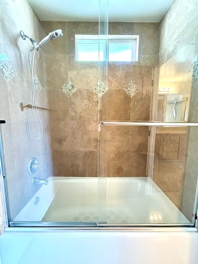 Building Photo - Stunning 3 Bed/3.5 Bath with Panoramic Views!