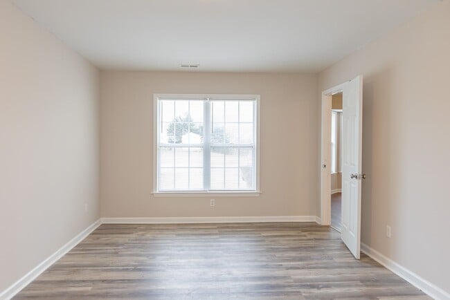 Building Photo - Beautiful 4 bed 2 bath home in Greensboro with fenced yard. Walk to coffee shop and restaurants.