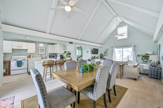 Building Photo - 16904 Beachcomber Dr