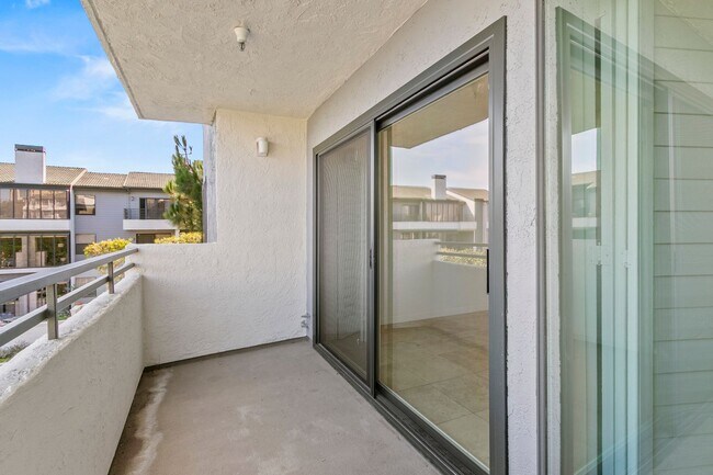 Building Photo - Ocean and Newport Harbor Views