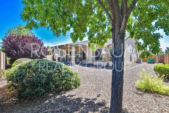 Building Photo - Gorgeous 3-bedrooms, 2-baths home in the h...