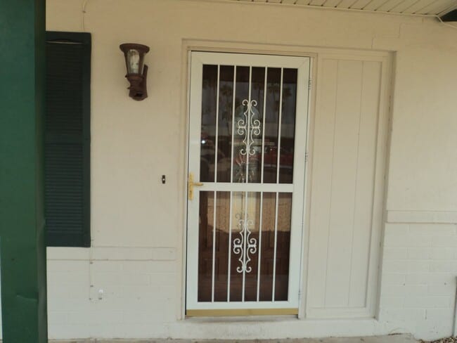 Building Photo - Freshly painted and ready for new occupant...