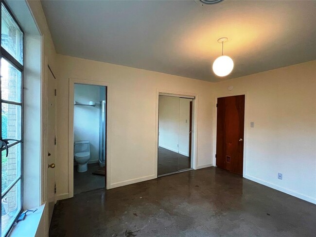 Building Photo - 205 N Ave A