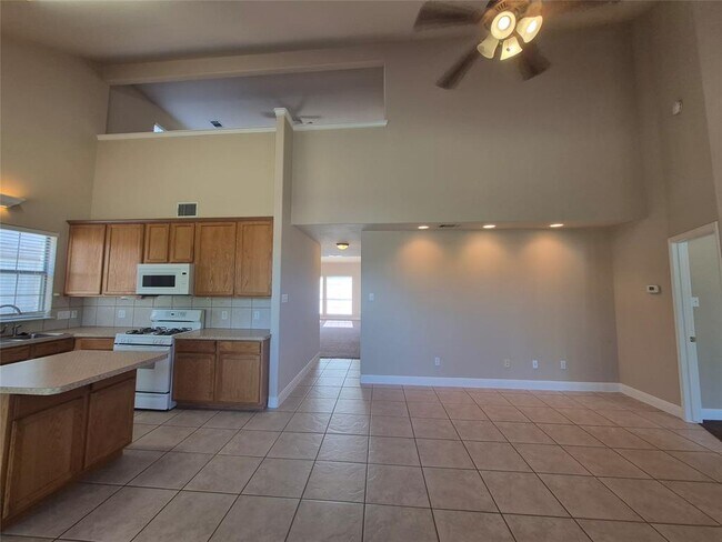 Building Photo - 8800 Hazelhurst Dr