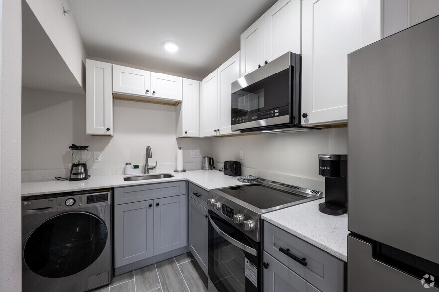 1BR, 1BA - 600SF - Kitchen - Beachside Palms @ Daytona Beach