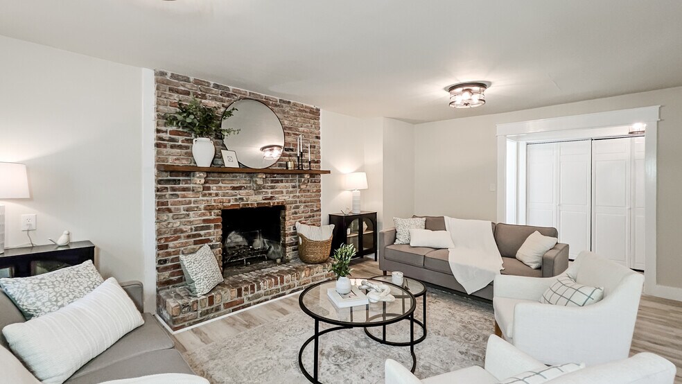 Building Photo - 4033 Lucerne Dr SE