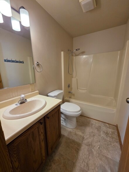 Full Bath - 303 Thomas Dr