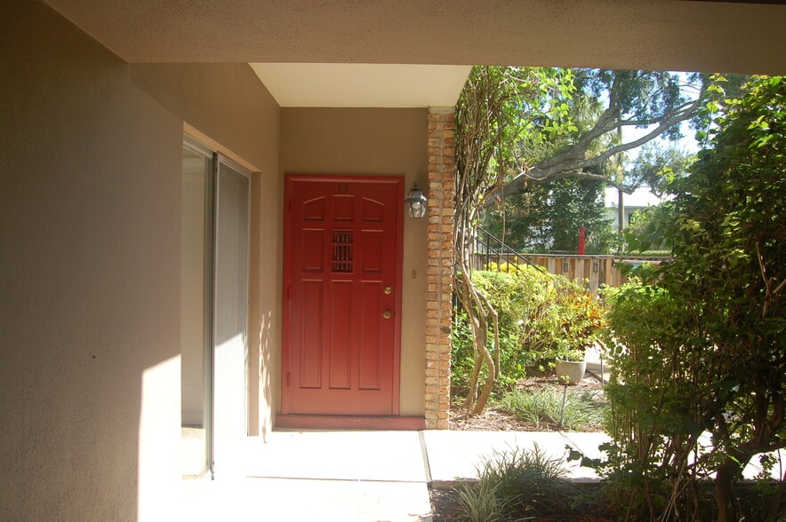 Building Photo - 1920 Woodcrest Dr