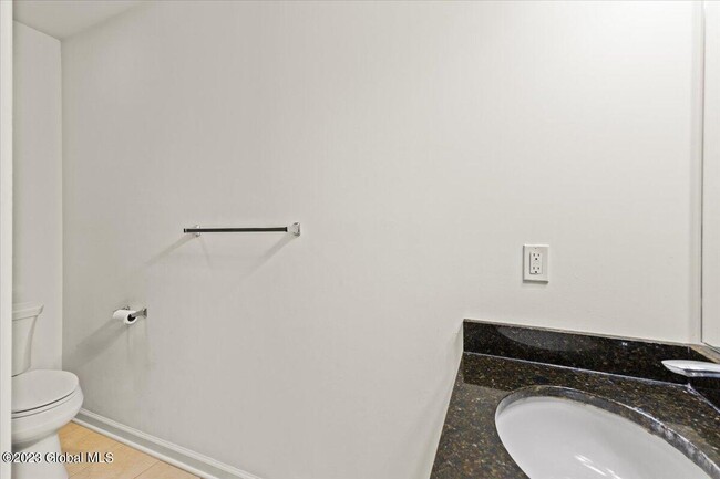 Building Photo - 1 Woodbridge Ct