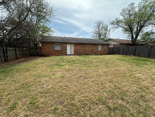 Building Photo - Nice 3bed, 1 1/2 bath. 2 car garage